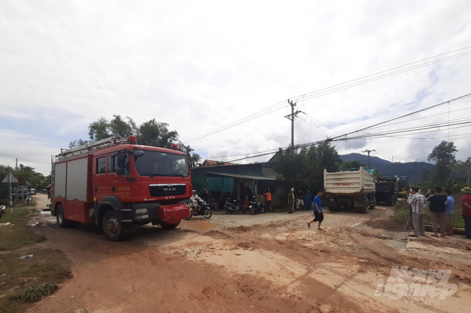 Nhiều phương tiện cứu hộ cũng di chuyển vào hiện trường hiện trường vụ sạt lở vào sáng 14/10. Ảnh: Tiến Thành.