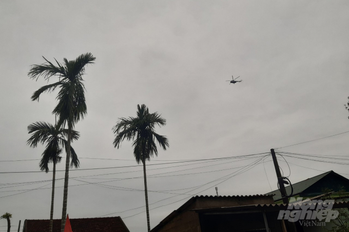 Trực bay qua nhà dân ở xã Phong Xuân hướng về khu vực thủy điện Rào Trăng. Ảnh: Tiến Thành.