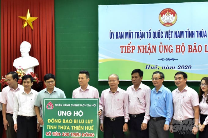 Ngân hàng CSXH Việt Nam trao tiền ủng hộ cho tỉnh Thừa Thiên - Huế. Ảnh: CĐ.