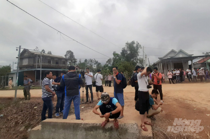 Rất đông phóng viên các cơ quan báo chí có mặt tại khu vực xã Phong Xuân, huyện Phong Điền để đưa tin. Ảnh: Tiến Thành.