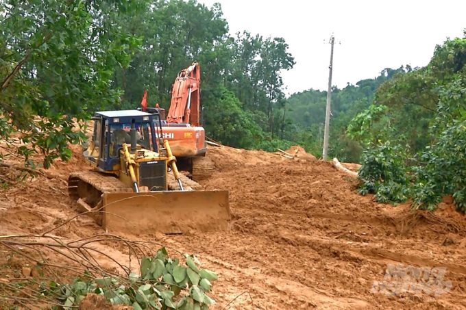 Xe cơ giới đang tiếp tục thông đường 71 lên thủy điện Rào Trăng 3. Ảnh: Tiến Thành.