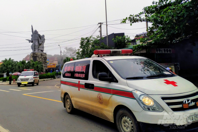 Xe đưa thi thể quân nhân Đoàn 337 gặp nạn về thành phố Đông Hà, Quảng Trị. Ảnh: CĐ.