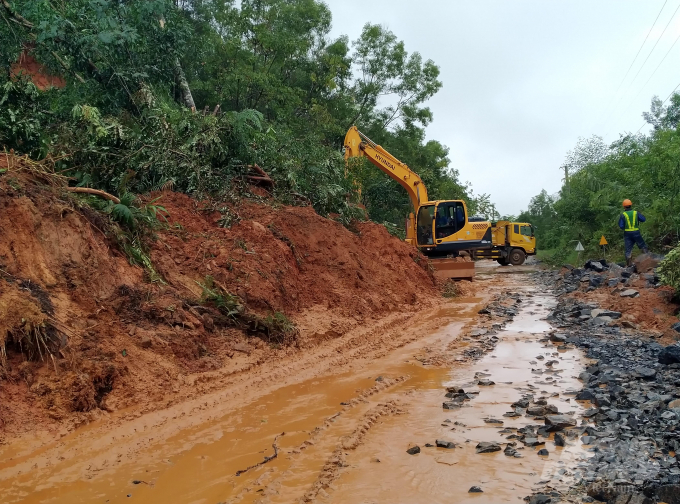 Đường Hồ Chí Minh nhánh Tây đoạn qua huyện Hướng Hóa, tỉnh Quảng Trị liên tục bị khiến công tác cứu hộ gặp nhiều khó khăn. Ảnh: Công Điền.