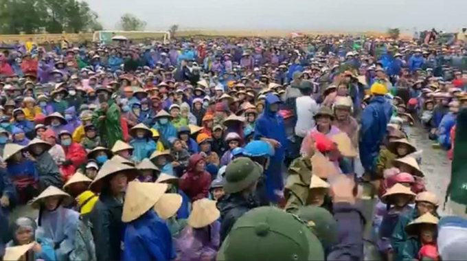 Người dân đứng dưới mưa để chờ nhận quà hỗ trợ của Thủy Tiên. Ảnh: Facebook Thủy Tiên.