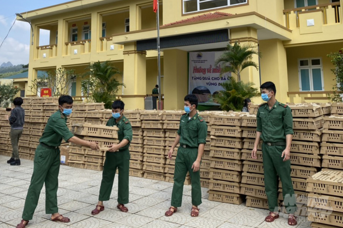 Thông qua kết nối với Đồn Biên phòng Hướng Lập các tổ chức thiện nguyện đã trao tặng hàng ngàn con giống cho người dân xã Hướng Lập. Ảnh: Phan Vĩnh.