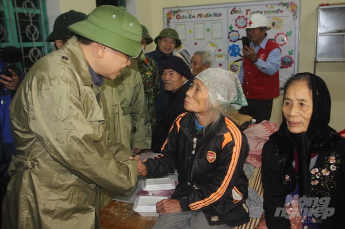 Thứ trưởng Nguyễn Hoàng Hiệp động viên người dân sơ tán ở huyện Cam Lộ. Ảnh: Công Điền.