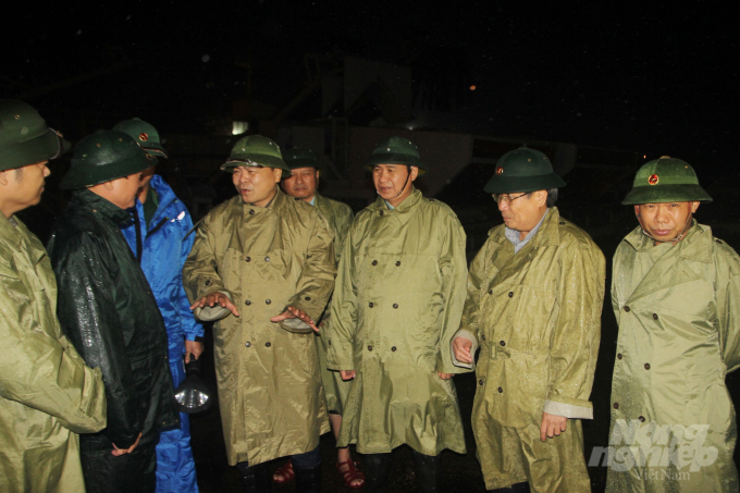 Thứ trưởng Nguyễn Hoàng Hiệp trao đổi với lãnh đạo tỉnh Quảng Trị về công tác phòng tránh bão số 13 tại tại cảng Cửa Việt. Ảnh: Công Điền.