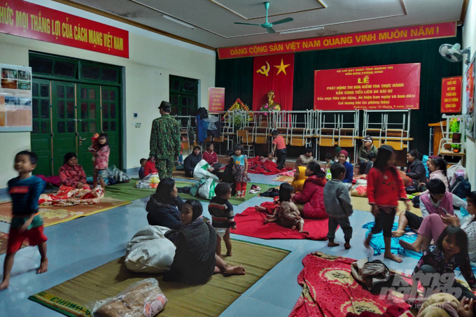 Người dân huyện miền núi Đakrông, tỉnh Quảng Trị sơ tán đến nơi an toàn. Ảnh: Phan Vĩnh.