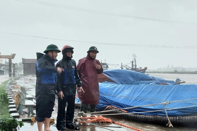 Lãnh đạo Đồn Biên phòng Triệu Vân kiểm tra tình hình mưa bão ở cảng cá Nam Cửa Việt. Ảnh: Phan Vĩnh.