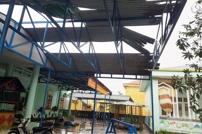 Gió lớn đã làm tốc mái Trường Mầm non Hải Khê, huyện Hải Lăng, tỉnh Quảng Trị. Ảnh: Công Điền.