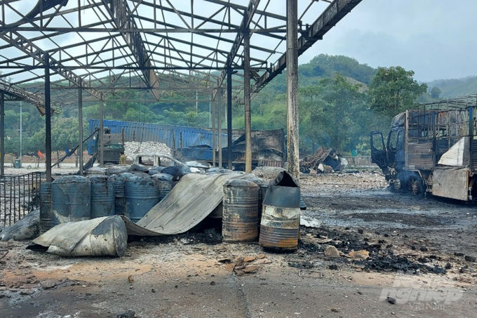 Nhà xưởng kho kiểm hóa cũng bị lửa thiêu rụi. Ảnh: Phan Vĩnh.
