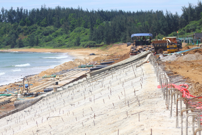 Công trình sửa chữa khẩn cấp kè Vịnh Mốc do BQL dự án đầu tư xây dựng nông nghiệp và phát triển nông thôn Quảng Trị làm chủ đầu tư. Ảnh: CĐ.