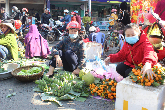 Chuối xanh bán ở vỉa hè ngoài chợ giá 50- 100 nghìn đông/kg. Ảnh: Hồ Quang.