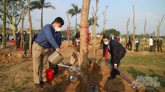 Lãnh đạo tỉnh Quảng Trị tham gia Tết trồng cây bên bờ sông Thạch Hãn. Ảnh: CĐ.