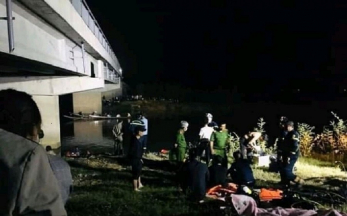 Lực lượng chức năng đang triển khai công tác cứu hộ bên dưới cầu Lai Phước 2. Ảnh: MXH.