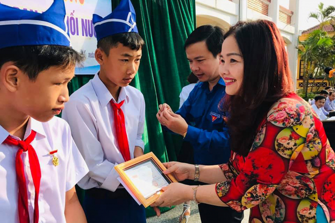Bà Lê Thị Hương, Giám đốc Sở Giáo dục và Đào tạo Quảng Trị trao giấy khen cho các học sinh. Ảnh: TĐ.