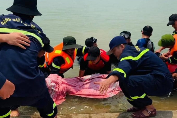 Lực lượng cứu hộ đưa thi thể nạn nhân lên bờ. Ảnh: CAQT.