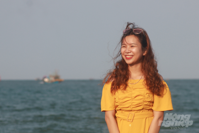 Nhiều du khách tìm về các khu du lịch biển ở Quảng Trị. Ảnh: Công Điền.