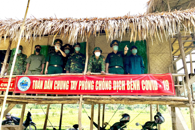 Lãnh đạo Bộ chỉ huy Biên phòng Quảng Trị kiểm tra tại các chốt phòng chống dịch Covid-19 trên tuyến biên giới Việt - Lào. Ảnh: CĐ.