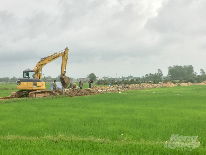 Khắc phục hệ thống kênh mương nội đồng sau đợt mưa lũ lịch sử năm 2020 ở Quảng Trị. Ảnh: CĐ.