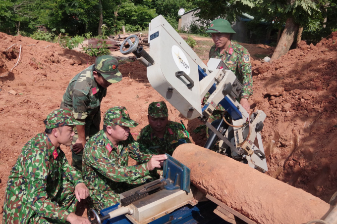 Lực lượng Công binh sử dụng máy cắt bom điều khiển từ xa xử lý quả bom MK82. Ảnh: Bộ CHQS Quảng Trị.