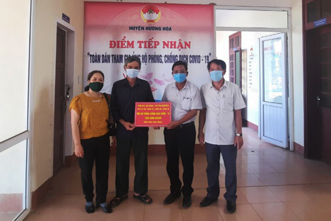 Vợ chồng ông Hà Khoa (bìa trái) trao tiền ủng hộ quỹ phòng chống dịch Covid-19. Ảnh: VT.