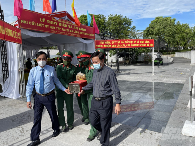 Lãnh đạo tỉnh Quảng Trị tiễn đưa các anh hùng liệt sĩ về nơi an nghĩ cuối cùng. Ảnh: CĐ.