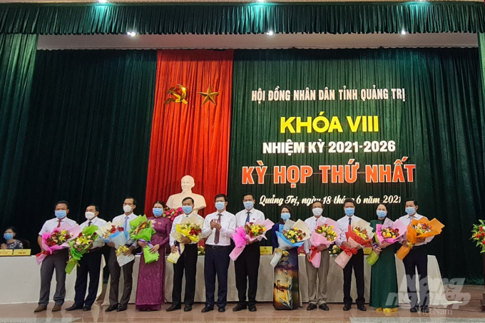 Các chức danh lãnh đạo chủ chốt của HĐND, UBND tỉnh Quảng Trị nhiệm kỳ 2021 - 2026 nhận hoa chúc mừng sáng 18/6. Ảnh: CĐ.