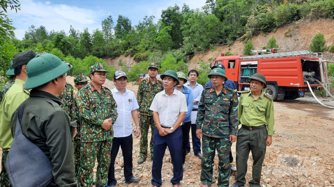 Ông Nguyễn Văn Phương, Phó Chủ tịch UBND tỉnh Thừa Thiên - Huế (áo trắng, thứ 3 từ phải sáng) có mặt tại hiện trường để chỉ đạo các lực lượng tham gia chữa cháy. Ảnh: CĐ.