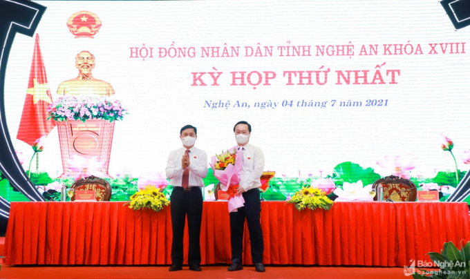 Ông Thái Thanh Quý - Ủy viên Ban Chấp hành Trung ương Đảng, Bí thư Tỉnh ủy, Chủ tịch HĐND tỉnh tặng hoa chúc mừng ông Nguyễn Đức Trung được bầu làm Chủ tịch UBND tỉnh nhiệm kỳ 2021 - 2026. Ảnh: Báo Nghệ An.