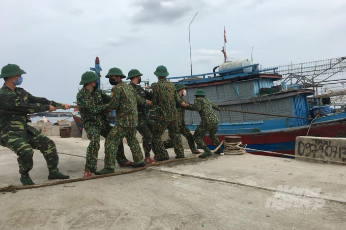 Theo đó, chú trọng công tác theo dõi, kiểm kê và quản lý tàu thuyền, chủ động đề phòng và có phương án ứng phó diễn biến mưa lớn, gió mạnh, giông, lốc xoáy và sạt lở đất có thể xảy ra trong bối cảnh dịch bệnh Covid-19.