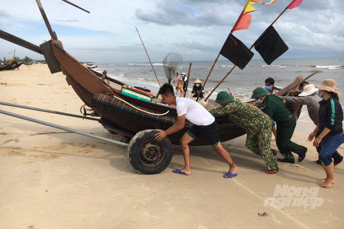 Đến nay, tổng số tàu thuyền trên địa bàn tỉnh là 2.312 chiếc với 7.163 thuyền viên đều đã nhận được thông tin về diễn biến của bão Conson và thông tin liên lạc thường xuyên. Trong đó, số tàu thuyền của tỉnh đã vào neo đậu an toàn tại các bến 2.274 chiếc với 6.809 thuyền viên; số tàu thuyền của tỉnh đang hoạt động trên biển 38 chiếc với 354 thuyền viên, chủ yếu hoạt động xung quanh khu vực đảo Cồn Cỏ.