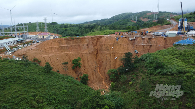 Sạt lở đất ở công trường dự án điện gió. Ảnh: Công Điền.