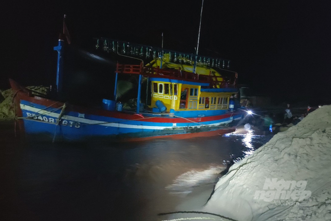 Tàu cá mang số hiệu BĐ 40876 mắc cạn tại khu vực cảng Cửa Việt. Ảnh: Phan Vĩnh.