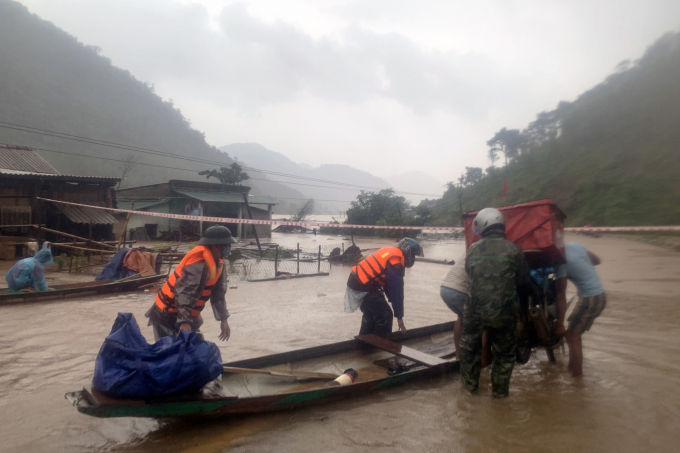 Di dời tài sản người dân đến nơi an toàn. Ảnh: Phan Vĩnh.