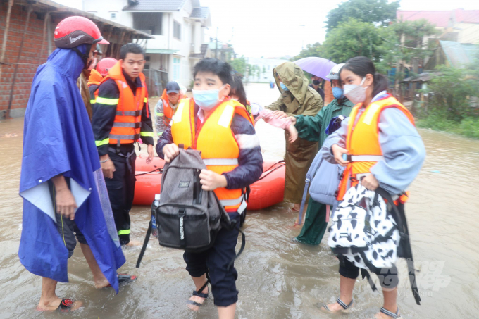 Gần 300 học sinh bị ảnh hưởng bởi ngập lụt được di chuyển đến nơi an toàn. Ảnh: CĐ.