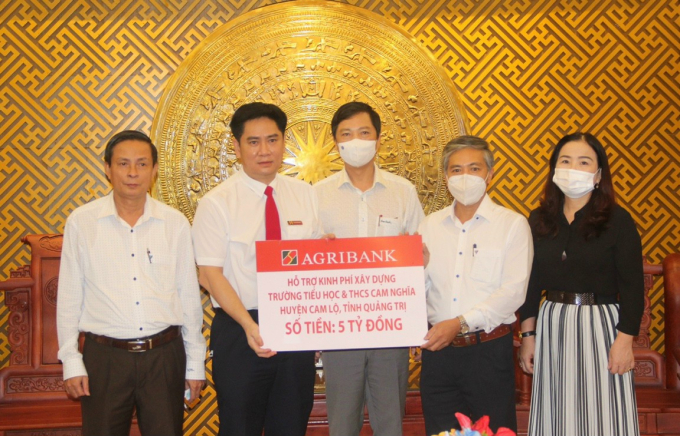 Đại diện Agribank Quảng Trị trao bảng tượng trưng cho đơn vị nhận tài trợ. Ảnh: TH.
