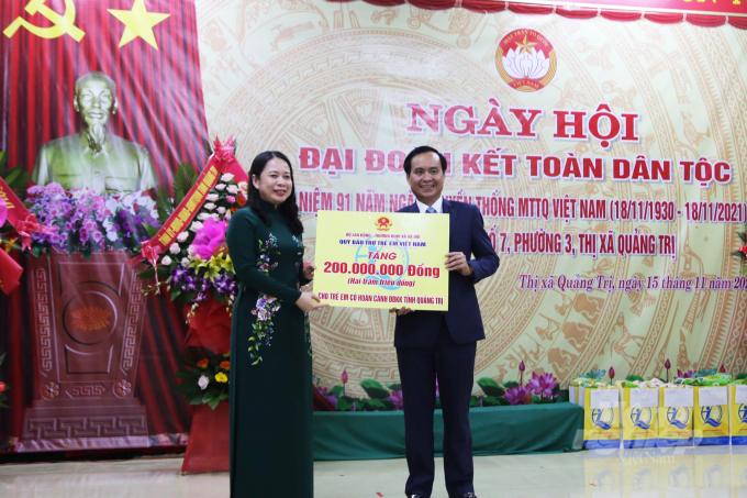 Phó Chủ tịch nước trao bảng tượng trưng quà tặng cho trẻ em có hoàn cảnh khó khăn trên địa bàn tỉnh Quảng Trị. Ảnh: CĐ.