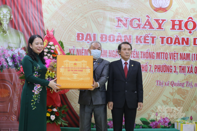 Phó Chủ tịch nước trao quà cho cán bộ, nhân dân Khu phố 7, Phường 3, thị xã Quảng Trị, tỉnh Quảng Trị. CĐ.
