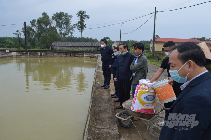 Thứ trưởng Phùng Đức Tiến kiểm tra thực tế tại Trại các Trúc Kinh. Ảnh: Công Điền.