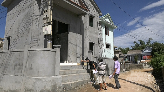 Những ngôi nhà phòng tránh lũ hộ gia đình được xây kiên cố, có nền cao hơn các nhà xung quanh. Ảnh: CĐ.