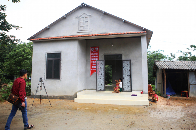 Ngôi nhà phòng tránh bão lũ của chị Hồ Thị Bình, thôn Xung Phong, huyện Vĩnh Linh được xây dựng từ nguồn kinh phí hỗ trợ của Hội Chữ thập đỏ Việt Nam, Ảnh: CĐ.