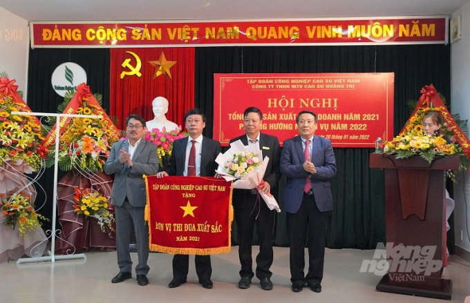 Lãnh đạo Quảng Trị và đại diện Tập đoàn Công nghiệp Cao su Việt Nam trao tặng cờ thi đua xuất sắc 2021 cho Công ty TNHH MTV Cao su Quảng Trị. Ảnh: CĐ.