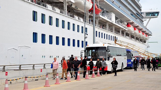 Hình ảnh đoàn du khách dời du thuyền đến tham quan thành phố Hạ Long