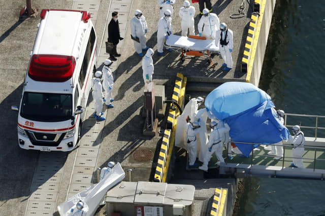 Giới chức y tế Nhật Bản đưa bệnh nhân ra khỏi du thuyền để chuyển về bệnh viện điều trị