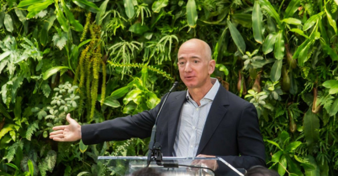 Nhà tài phiệt Jeff  Bezos hiện xếp trong top những người giàu nhất hành tinh.                 Ảnh Seatle Council