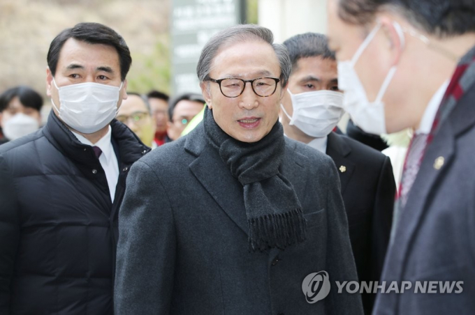 Cựu Tổng thống Lee Myung-bak tại tòa án Seoul ngày 19 tháng 2 năm 2020