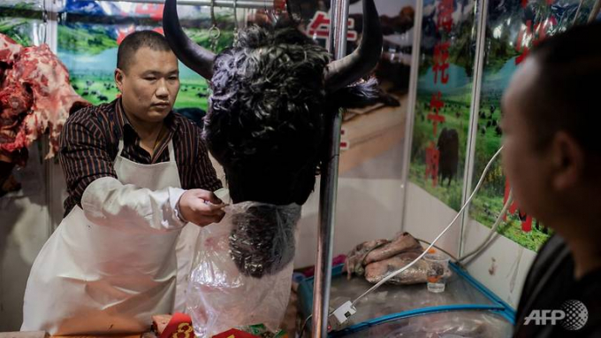 Đầu con bò Tây Tạng được bày bán ở một khu chợ tại Bắc Kinh hôm 15/1/2020. Ảnh: AFP.