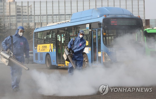 Hàn Quốc đang trở thành điểm nóng dịch bệnh sau Trung Quốc. Ảnh Yonhap