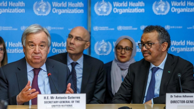 Tổng thư ký Liên Hợp quốc Antonio Guterres và Tổng giám đốc WHO Tedros Adhanom Ghebreyesus tại cuộc họp bàn đối phó virus Corona tại Genève, Thụy Sĩ hôm 24/2. Ảnh: Reuters